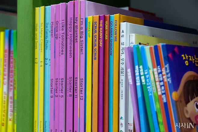 자이언 국제학교에서 운영하는 도서관에 꽂혀 있는 책. 한국어뿐만 아니라 다양한 언어의 책들이 놓여 있다. ⓒ시사IN 신선영