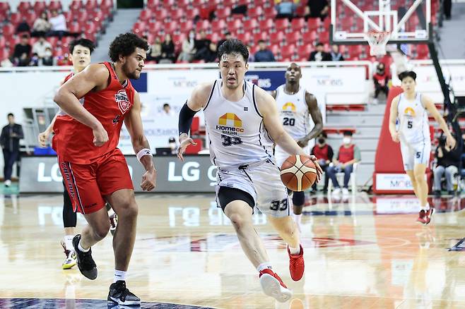 KCC 소속 당시 현대모비스와 경기를 펼쳤던 이승현. KBL 제공