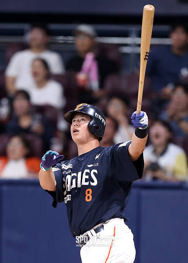 ▲ 한화 노시환이 4일 고척스카이돔에서 열린 키움 히어로즈와 경기에서 9회 1-1 균형을 깨는 솔로홈런을 터트렸다. ⓒ곽혜미 기자