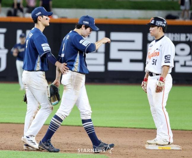 NC 박민우(가운데)가 3일 대전 한화전 연장 10회말 심판진에게 항의하고 복귀하고 있다. /사진=강영조 선임기자
