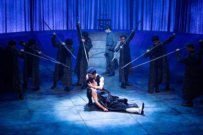 연극 <킬링시저>는 로마와 시민을 위해 정치적 아버지 시저를 암살한 브루터스의 공화정에 대한 신념과 대의를 향한 공명심을 들여다본다. /토브씨어터컴퍼니 제공