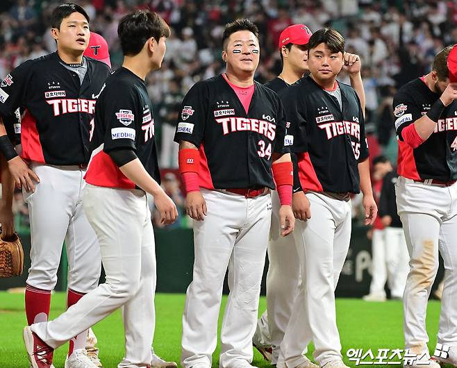 21일 오후 인천SSG랜더스필드에서 열린 '2025 신한 SOL Bank KBO리그' KIA 타이거즈와 SSG 랜더스의 경기, KIA와SSG가 11회 연장승부 끝에 5:5 무승부를 기록했다. 경기종료 후 KIA 선수단이 관중들에게 인사를 하고 있다. 엑스포츠뉴스 DB