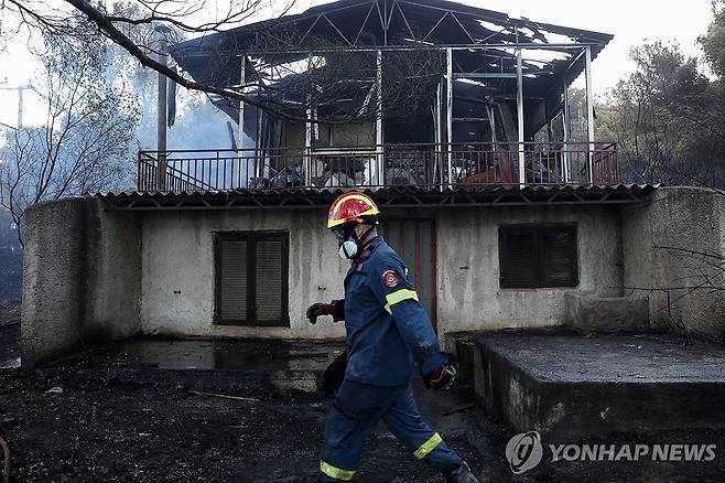 그리스 아테네 근교 화재 (아테네 EPA=연합뉴스) 3일(현지시간) 그리스 아테네 근교 지역에서 발생한 산불로 불탄 주택. 2025.07.04