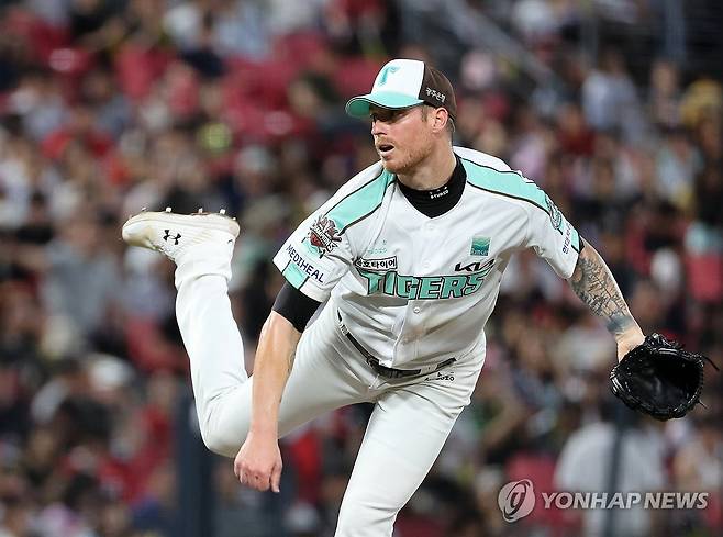 역투하는 올러 (광주=연합뉴스) 조남수 기자 = 19일 광주 기아챔피언스필드에서 열린 프로야구 kt wiz와 KIA 타이거즈의 경기. KIA 선발투수 올러가 5회에 투구하고 있다. 2025.6.19 iso64@yna.co.kr