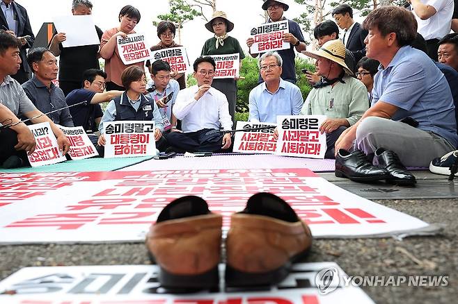 농민단체 면담하는 김민석 국무총리 (서울=연합뉴스) 이진욱 기자 = 김민석 국무총리가 4일 서울 용산 대통령실 앞에서 항의 집회 중인 농민단체와 면담하고 있다. 이들 단체는 '농업4법'을 '농망4법'이라고 했던 송미령 농림축산식품부 장관의 유임을 반대하며 송 장관이 물러날 때까지 투쟁을 멈추지 않겠다고 예고한 상태다. 2025.7.4 cityboy@yna.co.kr