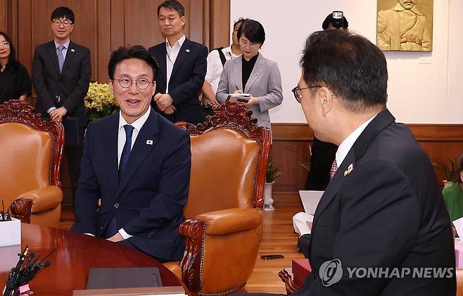 김민석 국무총리와 환담하는 우원식 국회의장 (서울=연합뉴스) 김주형 기자 = 우원식 국회의장(오른쪽)이 4일 국회의장실을 예방한 김민석 국무총리와 환담하고 있다. 2025.7.4 kjhpress@yna.co.kr