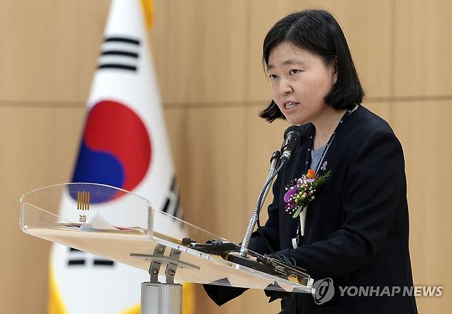취임사 하는 임은정 신임 동부지검장 (서울=연합뉴스) 김인철 기자 = 임은정 신임 서울동부지검장이 4일 서울 송파구 서울동부지방검찰청에서 열린 취임식에서 취임사를 하고 있다. 2025.7.4 yatoya@yna.co.kr