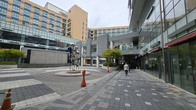 수년째 대부분 공실로 남겨진 채 시행사 폐업과 대표 및 직원들의 연락 두절 사태에 직면한 대평동 해피라움 페스타. 사진=이희택 기자.