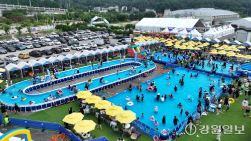 ◇5일 송암스포츠타운 에어돔 인근 특설행사장에서 개장한 2025 춘천썸머워터페스티벌에서 시민들이 물놀이하며 더위를 식히고 있다. 썸머 워터 페스티벌은 다음달 3일까지 이어지며 평일은 10~17시까지 주말은 10시~20시까지 열린다. 신세희기자