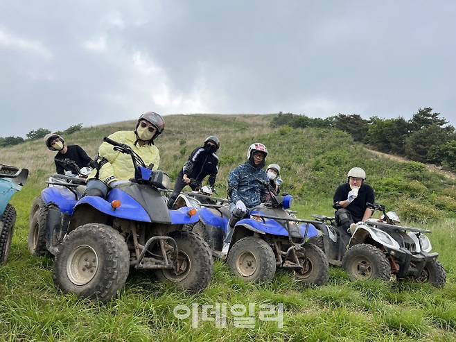 피앤피시큐어 직원들이 동호회를 통해 액티비티를 즐기는 모습. (사진=피앤피시큐어)