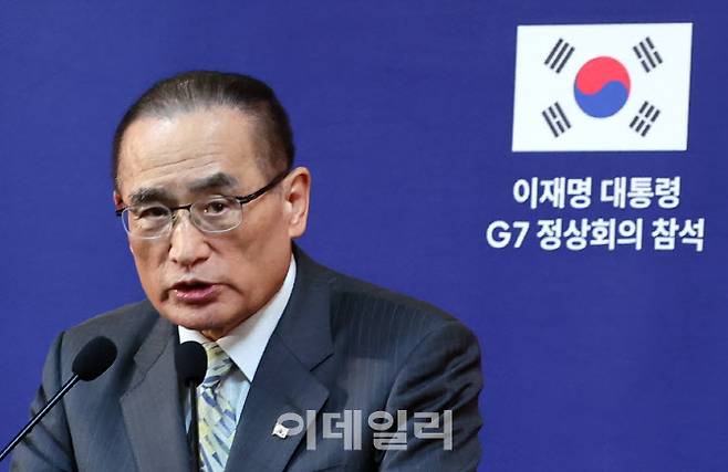 위성락 국가안보실장이 지난달 17일(현지 시간) 캘거리 한 호텔에 차려진 프레스센터 내 중앙기자실에서 이재명 대통령의 주요 7개국(G7) 정상회의 순방 관련 브리핑을 하고 있다.(사진=뉴시스)