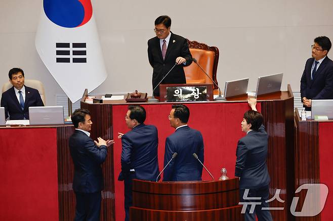 문진석 더불어민주당 원내수석부대표(의장석 앞 왼쪽부터), 송언석 국민의힘 비상대책위원장 겸 원내대표, 유상범 원내수석, 김은혜 원내정책수석부대표가 4일 오후 서울 여의도 국회에서 제426회국회(임시회) 제5차 본회의 개의 지연 관련 대화하고 있다. 2025.7.4/뉴스1 ⓒ News1 안은나 기자