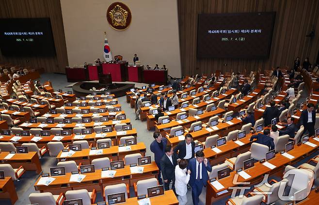 송언석 국민의힘 비상대책위원장 겸 원내대표를 비롯한 의원들이 4일 오후 서울 여의도 국회에서 제426회국회(임시회) 제5차 본회의 개의 지연에 항의하며 퇴장하고 있다. 2025.7.4/뉴스1 ⓒ News1 안은나 기자