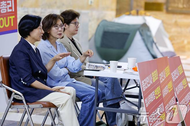 나경원 국민의힘 의원(가운데)이 지난 달 29일 서울 여의도 국회 로텐더홀에서 김민석 국무총리 후보자 지명 철회와 법제사법위원장 야당 반환을 요구하며 철야농성을 하던 중 서명옥(왼쪽), 강선영 의원과 유튜브 라이브 방송을 하고 있다. 2025.6.29/뉴스1 ⓒ News1 안은나 기자