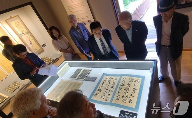 사도세자 친필 보는 관람객들(구미성리학역사관 제공. 재판매 및 DB금지)/뉴스1