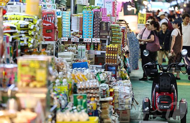 국회가 2차 추가경정예산안을 처리 예정인 4일 서울 마포구 망원시장에서 시민들이 장을 보고 있다. /뉴스1 ⓒ News1 김도우 기자