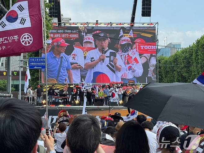 5일 서울 서초구 서울고검 앞 윤석열 전 대통령 지지자들이 집회를 여는 모습. 2025.7.5/뉴스1 ⓒ News1 권준언 기자