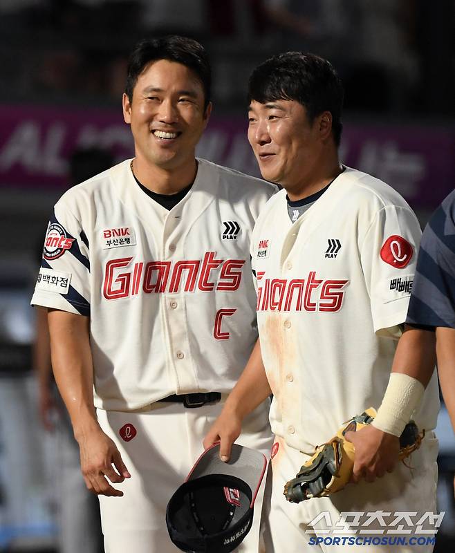 어린 선수들을 잘 이끌고 있는 캡틴 전준우와 베테랑 정훈.