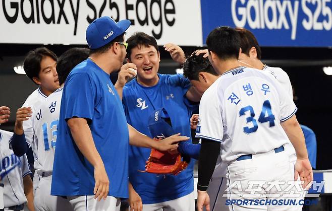 베테랑 포수 강민호를 시작으로 최원태, 후라도까지 가세해 이승현을 격하게 반겼다.