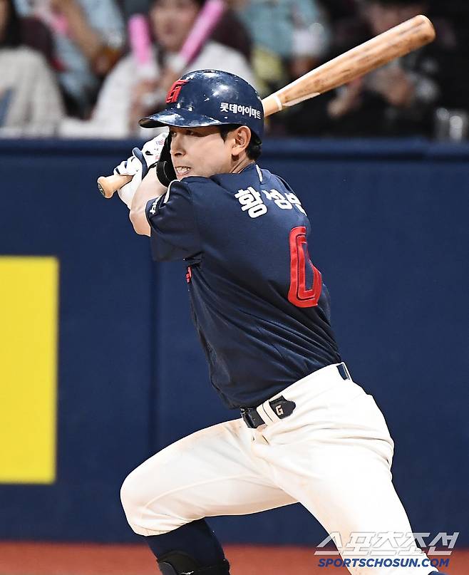 1일 서울 고척스카이돔에서 열린 롯데-키움전. 4회초 2사 3루 황성빈이 1타점 내야안타를 치고 있다. 고척=정재근 기자 cjg@sportschosun.com/2025.5.1/