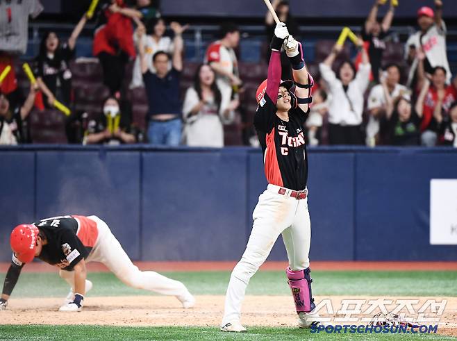 26일 서울 고척스카이돔에서 열린 KIA-키움전. 11회초 1사 만루 박찬호가 희생플라이를 친 후 환호하고 있다. 고척=정재근 기자