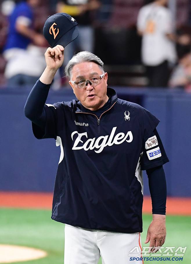 5일 서울 고척돔에서 열린 KBO리그 키움과 한화의 경기. 한화가 키움에 승리하며 위닝시리즈를 예약했다. 경기 종료 후 팬들에게 인사하는 김경문 감독. 고척=송정헌 기자songs@sportschosun.com/2025.07.05/