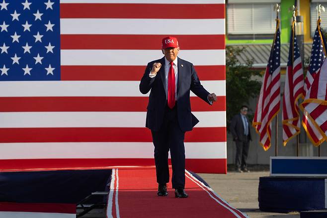 도널드 트럼프 미국 대통령이 3일 아이오와 주립 박람회장에서 열린 독립기념일 전야제 집회에 입장하고 있다. /AFP 연합뉴스