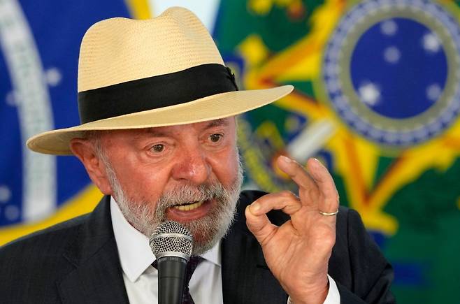 룰라 대통령은 2024년 말 뇌출혈로 응급수술을 받았다. 이후 한동안 그는 공식 석상에 모자를 쓰고 등장했다. AP 뉴시스