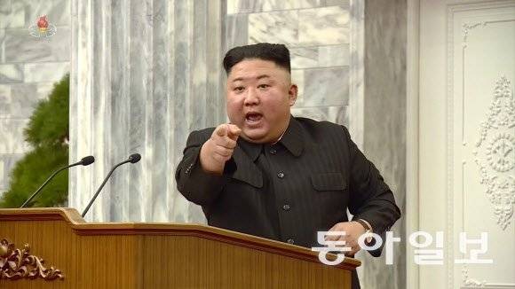 2021년 2월 노동당 전원회의 도중 격노한 김정은이 간부들을 향해 삿대질을 하고 있다. 동아일보 DB