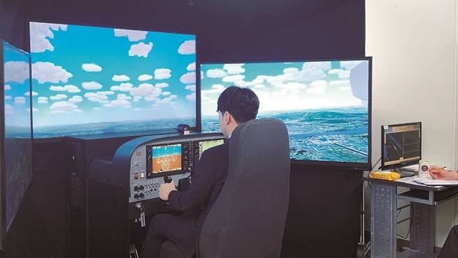 5월 27일 한국항공대 비행교육원 소속 학생들이 조종사가 되기 위한 비행 시뮬레이터 훈련을 받고 있다. 과학동아 제공