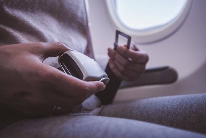 터뷸런스 피해를 최소화하려면 개개인이 안전 수칙을 지키는 것도 매우 중요하다. 김인규 비행교육원장은 “안전벨트만 착용해도 부상은 발생하지 않는다”고 강조했다. 게티이미지뱅크 제공