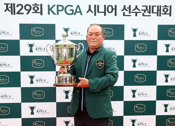 2025년 한국프로골프(KPGA) 챔피언스투어 제26회 KPGA 그랜드시니어 선수권대회 우승을 차지한 이부영 프로. 사진제공=KPGA