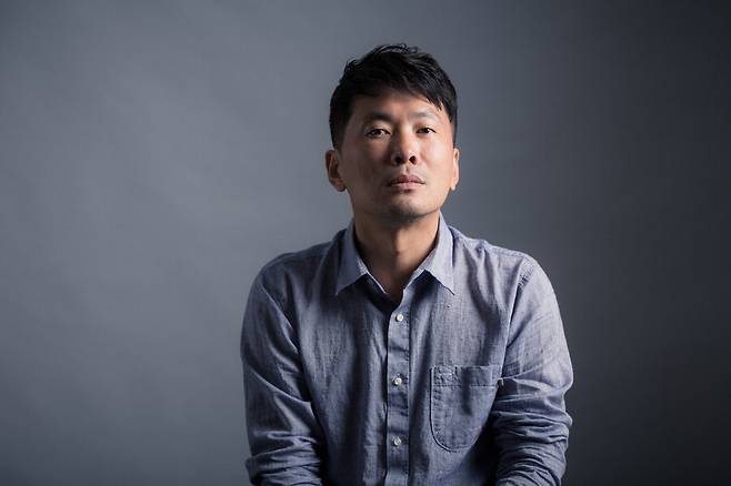 올해 등단 30주년을 맞은 시인 이병률(58). 초기 문학과지성사, 창비, 문학동네 등 4곳에 투고한 시들이 거절되면서도 시를 써나갔다. 그리고 등단 8년 만인 2003년 첫 시집을 펴냈다. 시인 제공