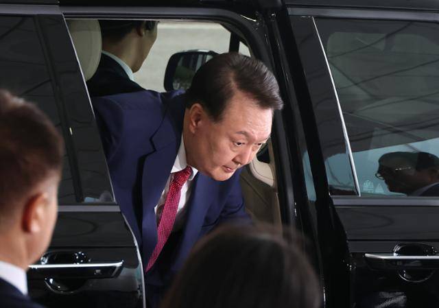 윤석열 전 대통령이 12·3 불법계엄 관련 내란·외환 사건을 수사 중인 조은석 특별검사팀의 2차 조사를 받기 위해 5일 서울 서초구 서울고검으로 이동하고 있다. 왕태석 선임기자