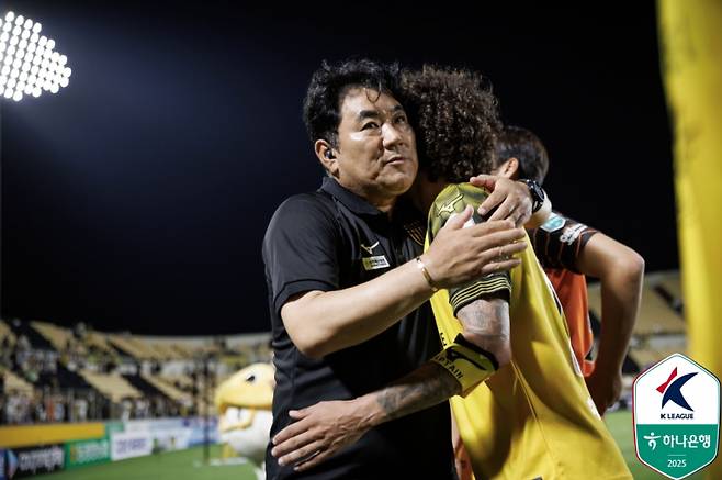 김현석 전남 감독과 발디비아가 5일 광양축구전용구장에서 열린 인천과의 하나은행 K리그2 2025 19라운드서 승리한 뒤 포옹하고 있다. 사진=프로축구연맹