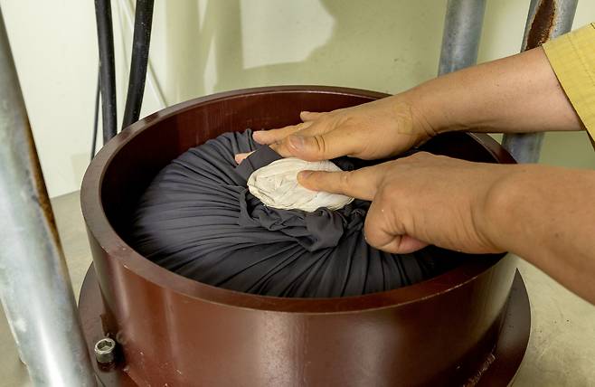 한 대표가 직접 개발해 특허등록을 받은 누룩 디디기 기계로 누룩을 만들고 있다. 장진영 기자