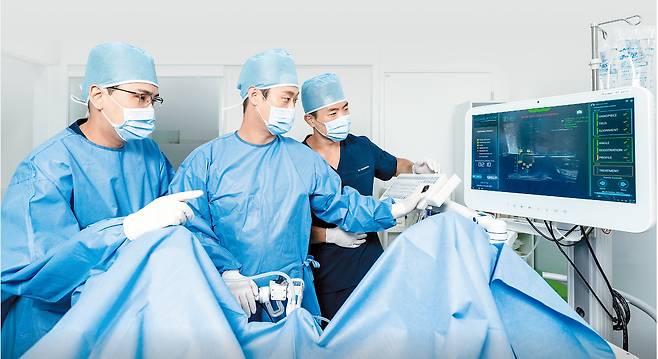 서울베스트비뇨의학과 유상현·안치현·조민현 원장(왼쪽부터)이 아쿠아블레이션 수술을 논의하고 있다. 김동하 객원기자