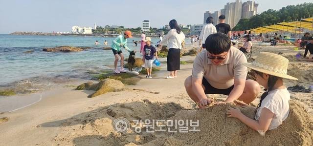 ▲ 아야진 해변과 해안도로 곳곳에는 조형물과 포토 존이 마련돼 있어 인생 샷을 건질 수 있고, 해수욕장에는 바위와 모래가 공존하며 최고로 쾌적한 환경을 제공하고 있다.