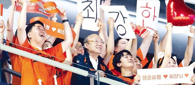 김승연 한화그룹 회장(가운데)이 지난 3일 한화 이글스의 홈구장인 대전 한화생명 볼파크에서 임직원들과 함께 경기를 관람하고 있다. /한화그룹 제공