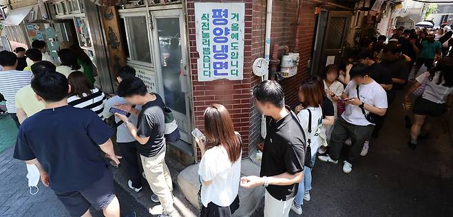 무더위가 시작될 때면 유명 평양냉면집 앞은 늘 인파들로 북적인다. 연합뉴스