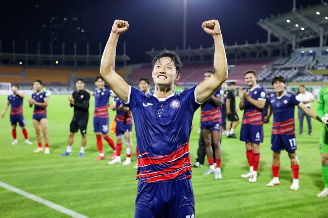 충북청주FC가 구단 통산 100호골을 터뜨린 김영환의 활약을 앞세워 홈 첫 승을 신고했다. 충북청주FC 제공