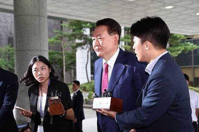 윤석열 전 대통령이 5일 조은석 특검팀 사무실이 마련된 서초구 서울고등검찰청에 도착해 취재진의 질문에 답하지 않고 있다. 뉴시스