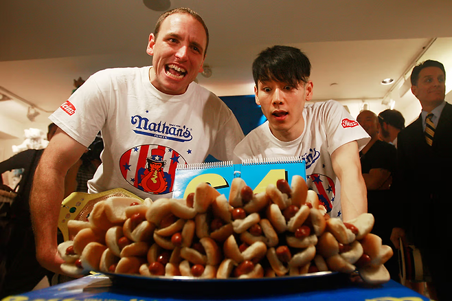 핫도그 먹기 대회 전설적인 라이벌 조이 체스트넛(왼쪽)과 타케루 고바야시. 사진 출처=게티이미지