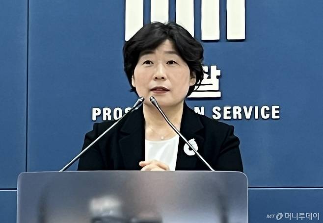 (서울=뉴스1) 노선웅 기자 = 윤석열 전 대통령의 12.3 내란 및 외환 혐의 등을 수사하는 내란 특검 박지영 특검보가 24일 오후 서울 서초구 서울고검 기자실에서 브리핑을 하고 있다. 내란 특검은 이날 윤 전 대통령에 대해 특수공무집행방해 등 혐의로 체포영장을 청구했다. 2025.6.24/뉴스1 Copyright (C) 뉴스1. All rights reserved. 무단 전재 및 재배포, AI학습 이용 금지. /사진=(서울=뉴스1) 노선웅 기자