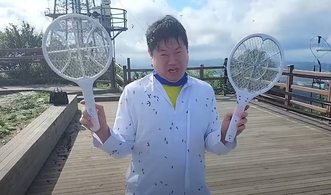 축구 크리에이터 감스트(본명 김인직)가 러브버그 특공대를 자처하며 인천 계양산에 올랐다./사진=유튜브 갈무리