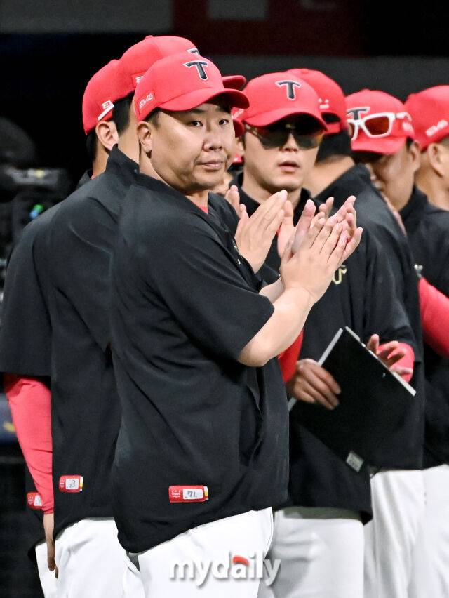 25일 오후 서울 고척동 고척스카이돔에서 진행된 '2025 프로야구 KBO리그' 키움히어로즈와 KIA타이거즈의 경기. 기아 이범호 감독이 6-3으로 승리한 뒤 박수를 치고 있다./마이데일리5일 오후 서울 고척동 고척스카이돔에서 진행된 '2025 프로야구 KBO리그' 키움히어로즈와 KIA타이거즈의 경기. 기아 이범호 감독이 6-3으로 승리한 뒤 박수를 치고 있다./마이데일리