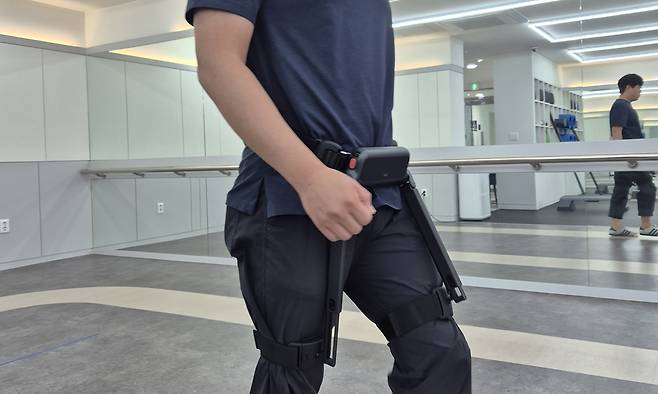 기자가 지난 6월 26일 서울 송파구 윔 보행운동센터에서 보행 보조 웨어러블(Wearable) 로봇 ‘윔S’를 착용한 채 걷고 있다. 위로보틱스 제공