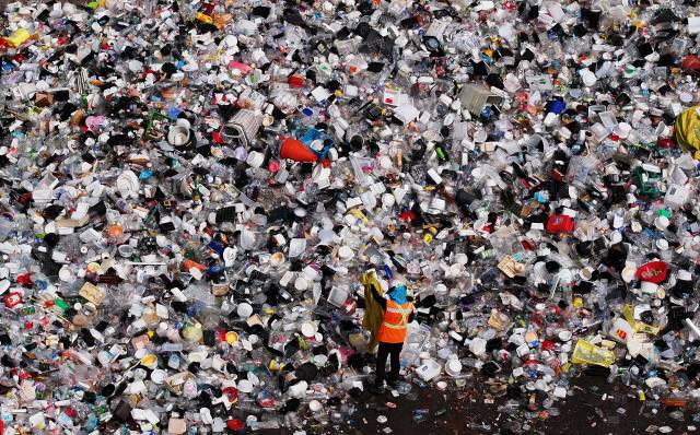 지구의 날을 하루 앞둔 4월 21일 경기도 수원시자원순환센터에서 관계자들이 가득 쌓인 플라스틱 재활용 쓰레기 반입·반출 작업을 하고 있다. 연합뉴스