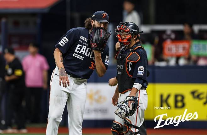 한화 폰세(왼쪽)는 4일 고척 키움전에서 7이닝 1실점으로 호투하며 팀 승리에 보탬이 됐다. 그는 전반기 압도적인 투구를 펼치며 KBO리그 역사에 남을 외국인 투수로 발전하고 있다. 사진제공|한화 이글스