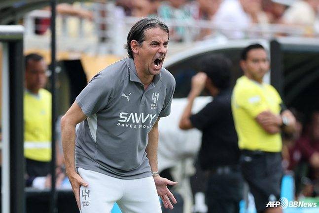 시모네 인자기 알 힐랄 감독이 5일 오전 4시(한국시간) 미국 플로리다주 올랜도의 캠핑 월드 스타디움에서 열린 2025 국제축구연맹(FIFA) 클럽월드컵 8강 경기 중 선수들에게 소리치고 있다. /AFPBBNews=뉴스1